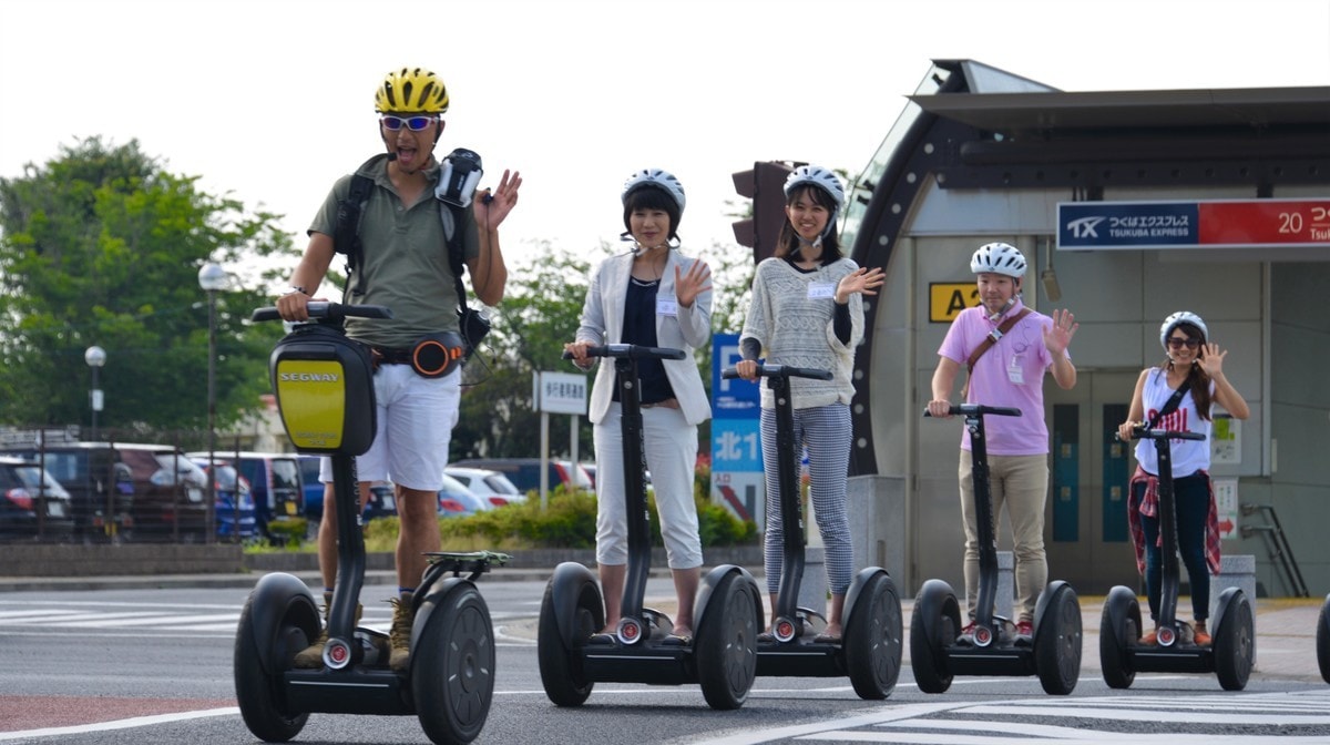 つくば公道実証実験横断歩道を渡るセグウェイ